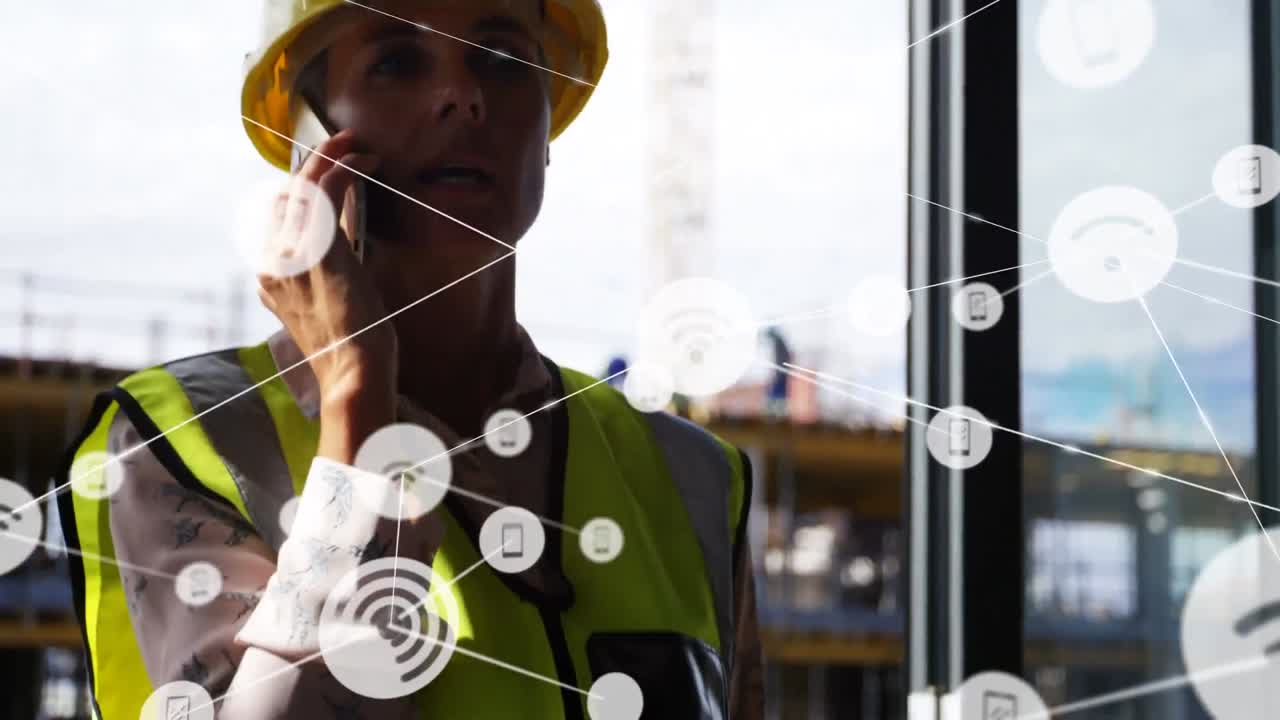 animación de la red de conexiones a través de una ingeniera caucásica que usa un teléfono inteligente