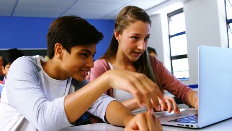 estudiantes que usan computadoras portátiles en el aula