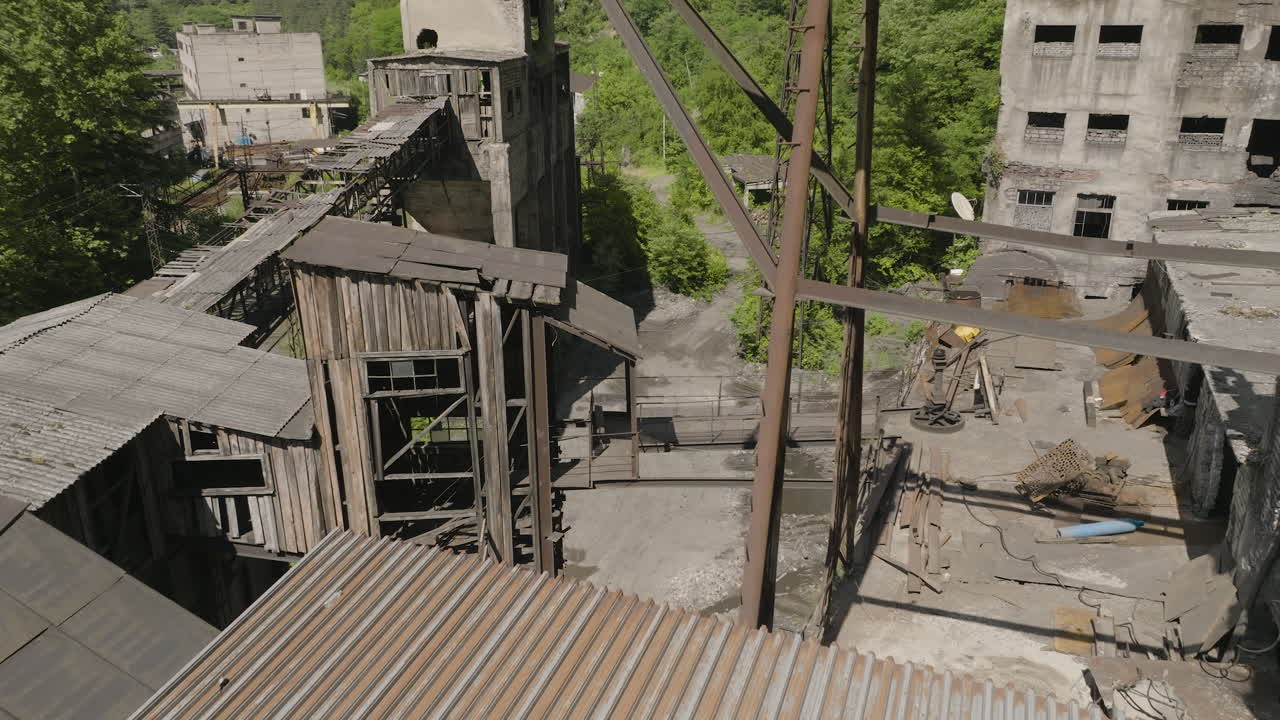 버려진 공장의 녹슨 판금 창고와 스카이워크 다리