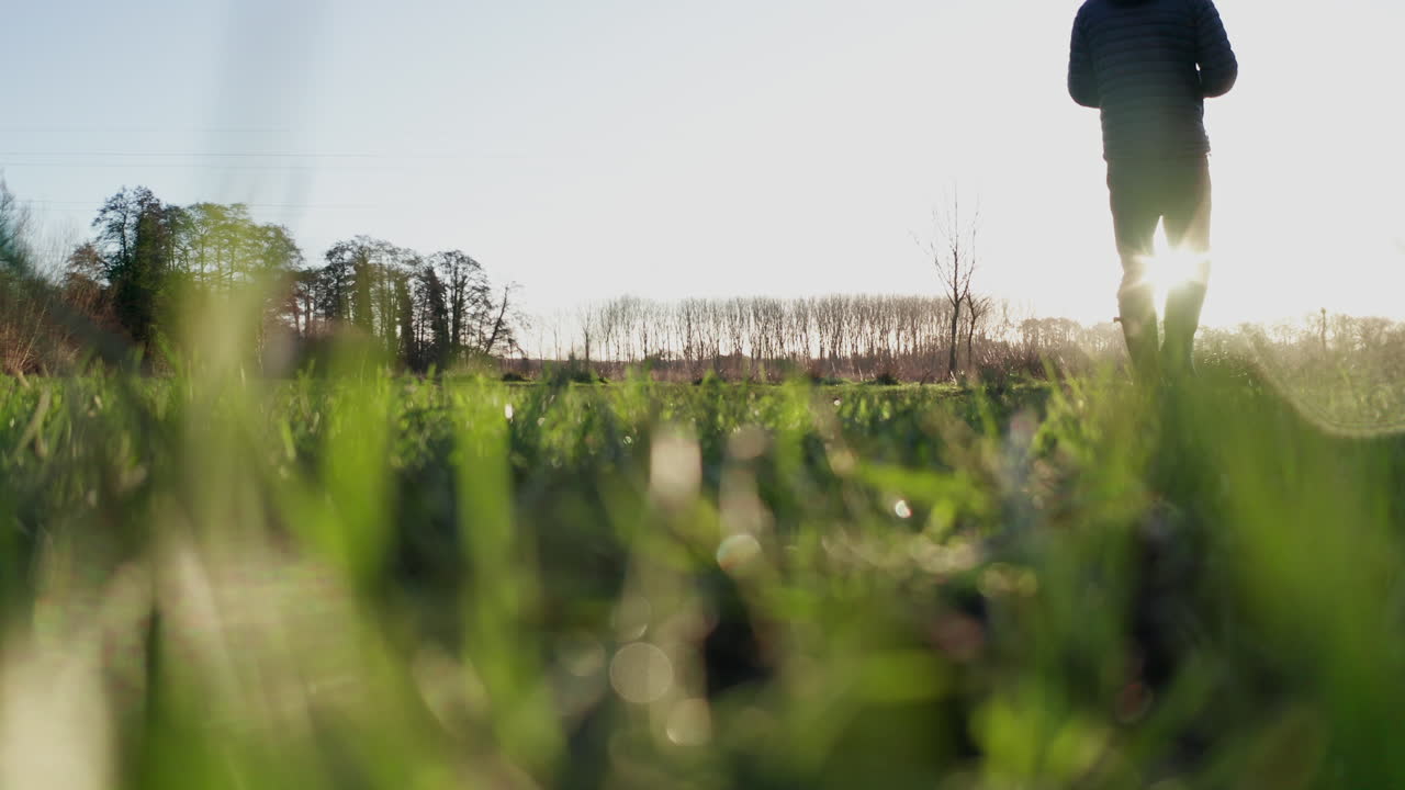 밝은 겨울 아침에 지나가는 남자의 실루엣