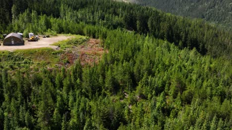 Toma-De-Drone-De-Un-Valle-Montañoso-En-El-Noroeste-Del-Pacífico.