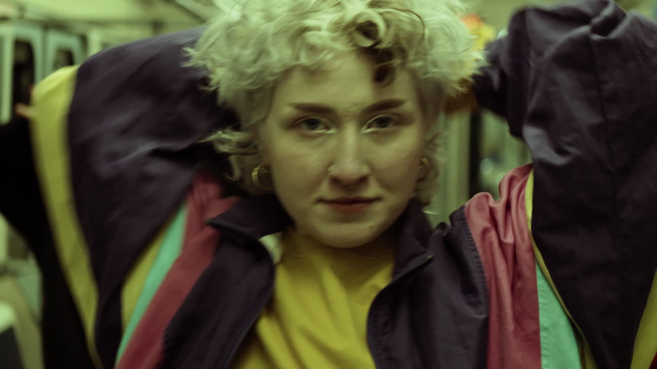 девушка танцует вогу с командой в метро