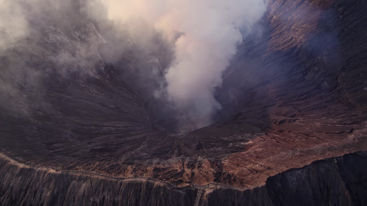Vista aerea del cratere vulcanico. Il Monte Gunung Bromo è un vulcano attivo con fumo vulcanico attivo.