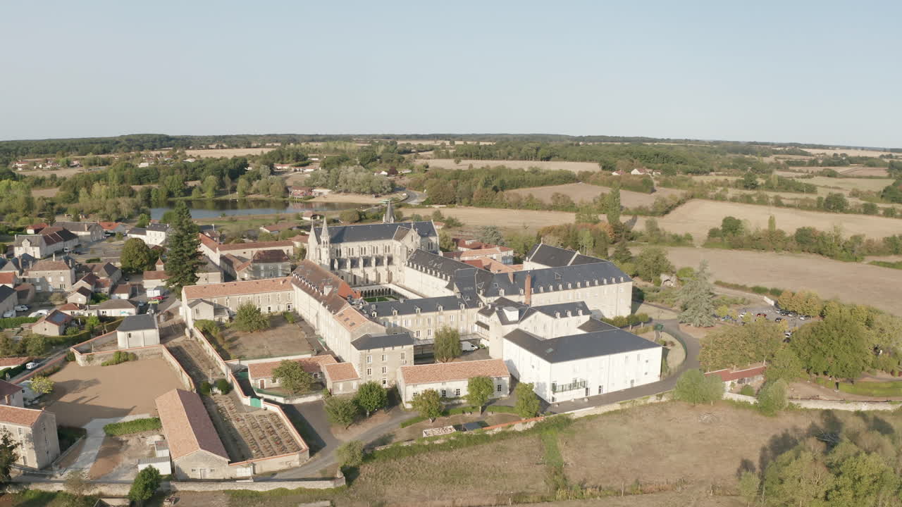 Vista aerea con drone dell'Abbazia di La Puye, conosciuta anche come Filles de la Croix, a La Puye, Francia.