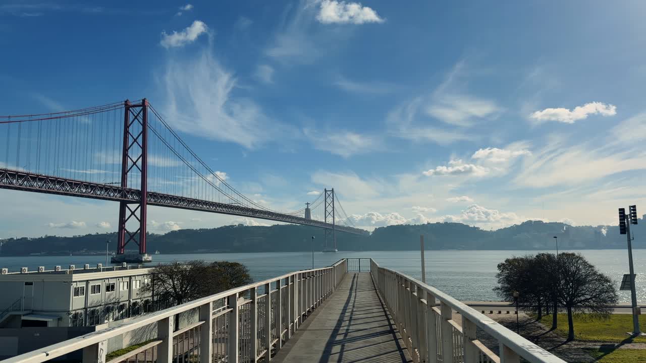 Time-lapse del Ponte 25 de Abril e del fiume Tago a Lisbona