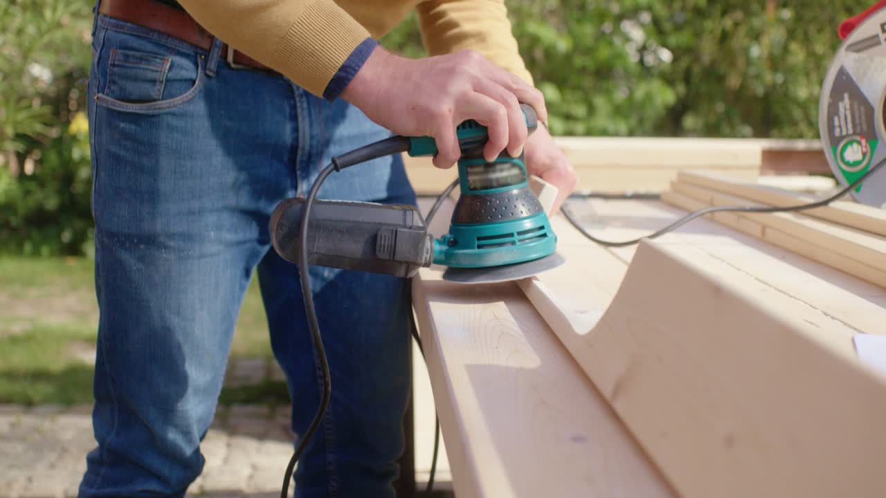 шлифование древесины с помощью шлифовального станка