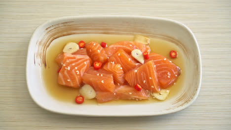 salmón fresco shoyu marinado crudo o salsa de soja en escabeche de salmón - estilo de comida asiática