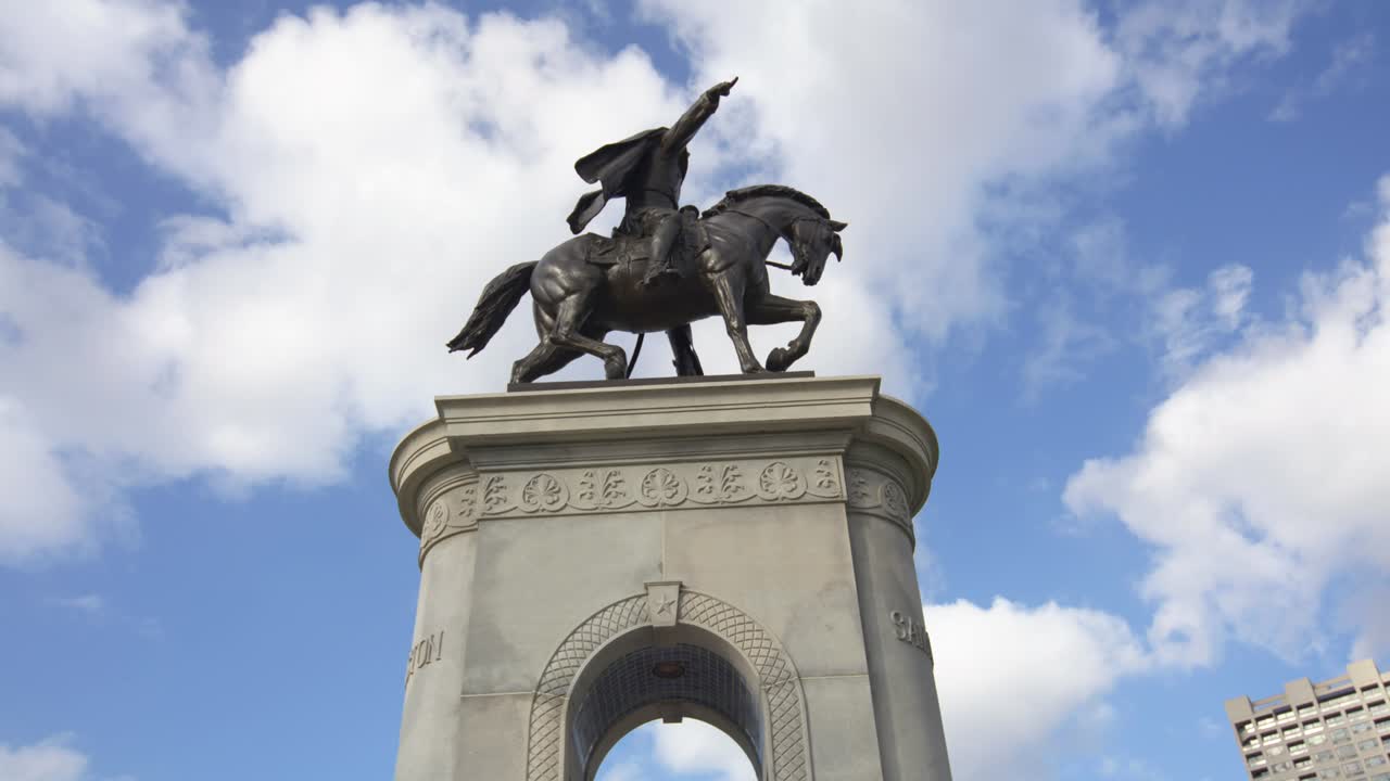 toma de establecimiento de ángulo bajo de la estatua de sam houston en houston, texas