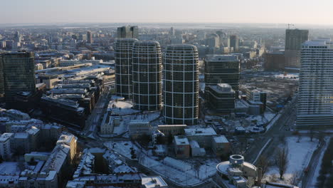 toma aérea del centro de bratislava mlynske nivy en la soleada mañana de invierno con nieve