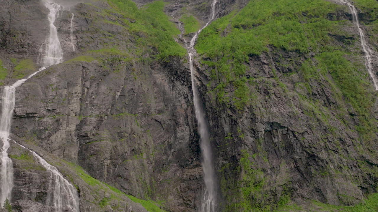 impresionante cascada kjelfossen en un acantilado rocoso empinado en el valle de gudvangen, noruega