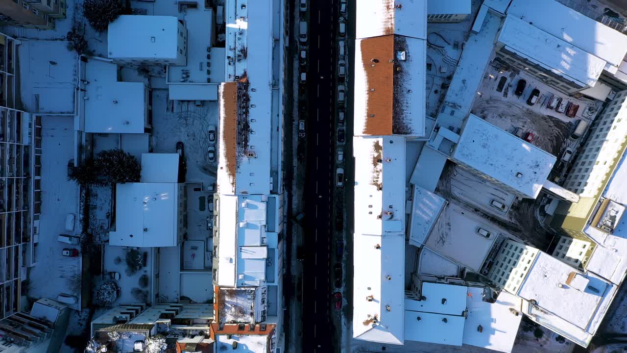 vista aérea de arriba hacia abajo del hermoso centro de la ciudad con techos de tejas rojas, calles y tráfico cubierto de nieve durante el invierno en stuttgart, alemania