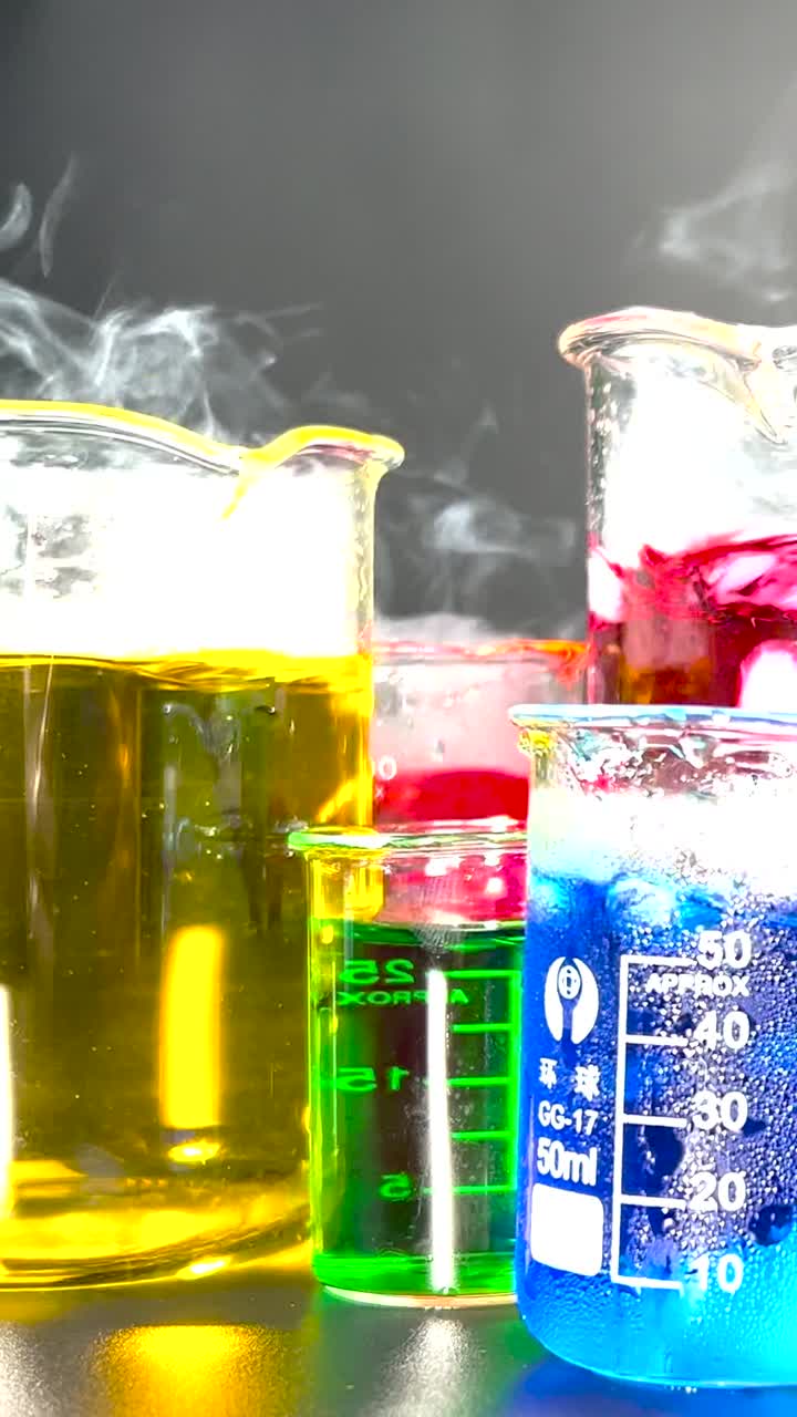 다채로운 액체와 건조 얼음 반응을 가진 컵