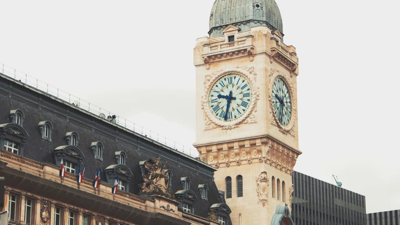 часовая башня в дневное время.