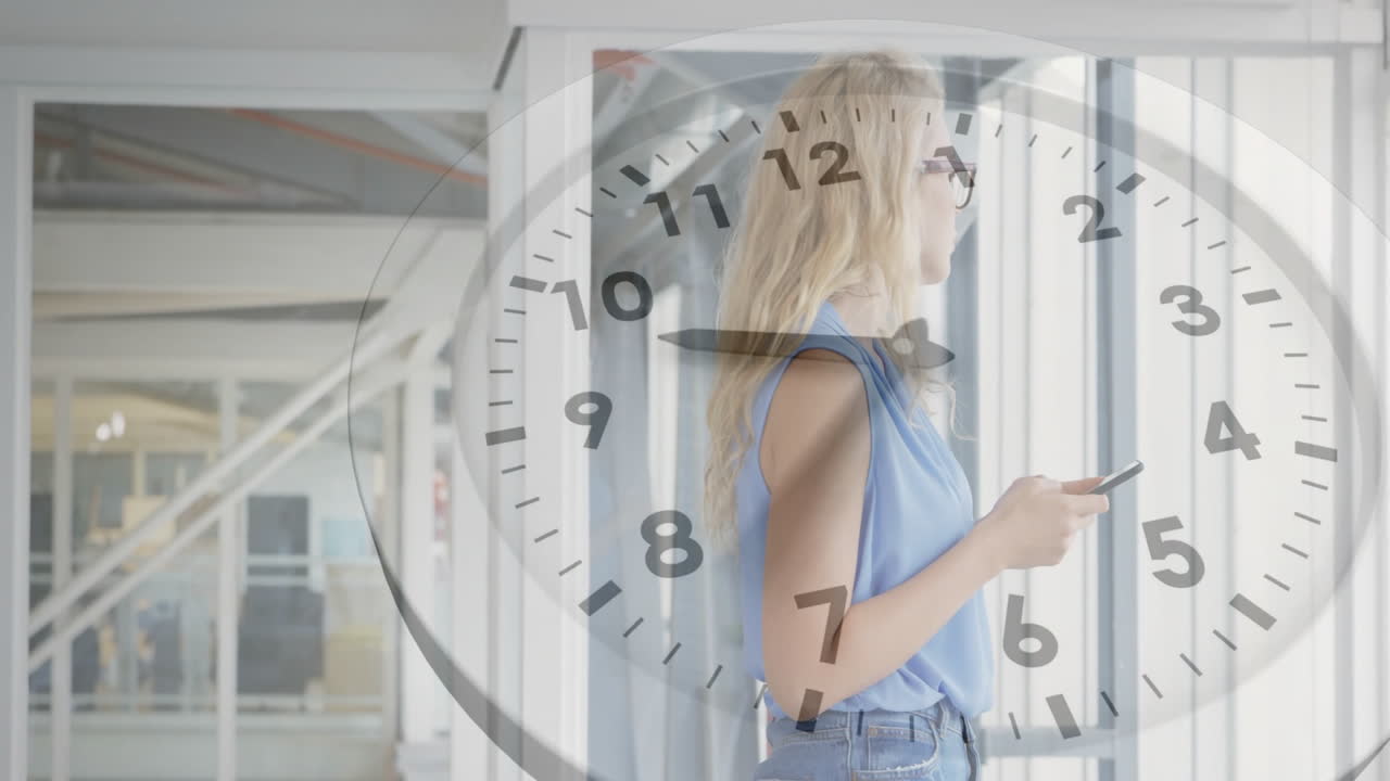 анимация часов над женщиной, использующей смартфон в современном офисе