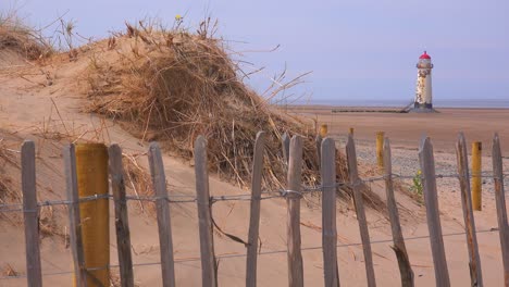 El-Hermoso-Faro-De-Point-Of-Ayr-En-Gales-Con-Valla-Desgastada-En-Primer-Plano-1