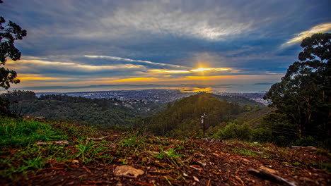 Farbenfroher-Zeitraffer-Bei-Sonnenuntergang-Bis-Nacht-Von-Einem-Aussichtspunkt-In-Richtung-San-Francisco