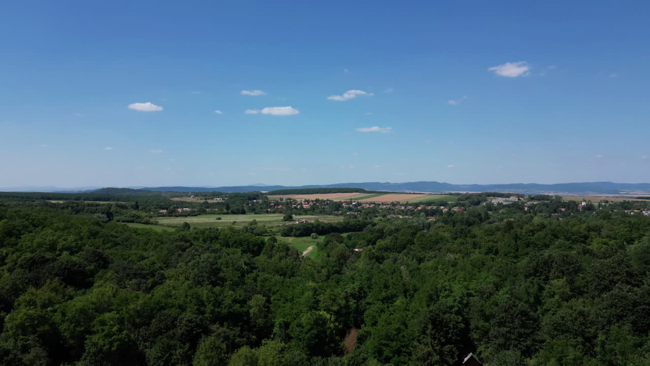 hiperlapa aérea en un día nublado de verano en el campo húngaro, cerca de nagyoroszi