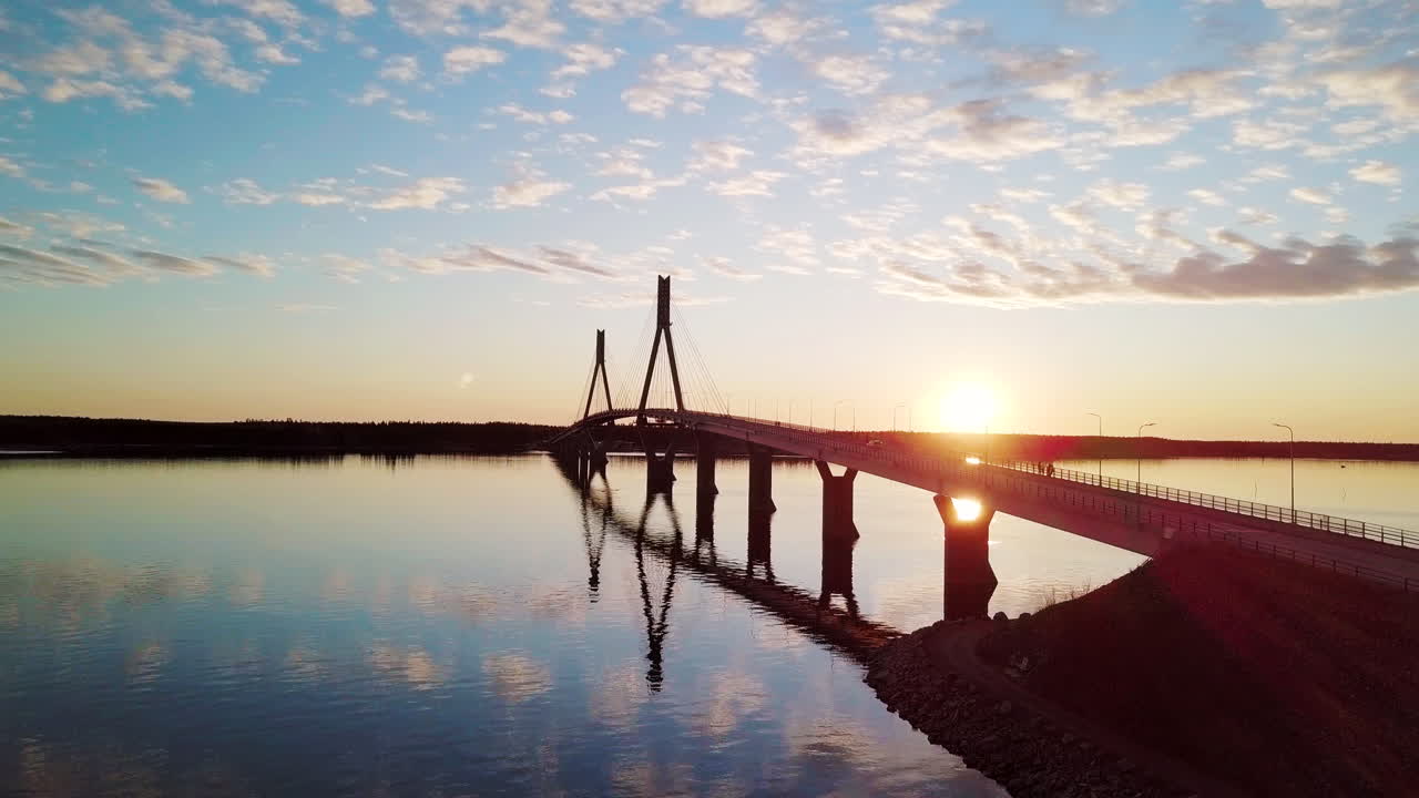 toma aérea del puente de replot durante la puesta de sol con reflejo de agua