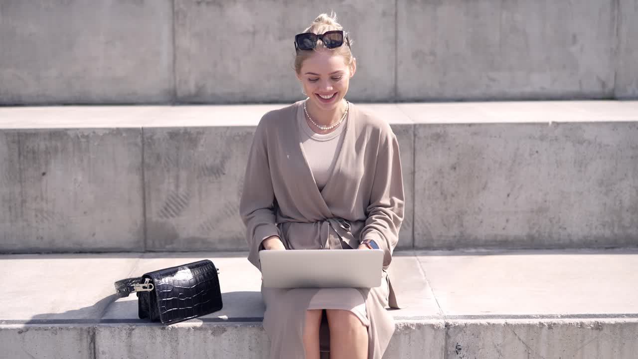 야외에서 노트북 작업을 하는 여자