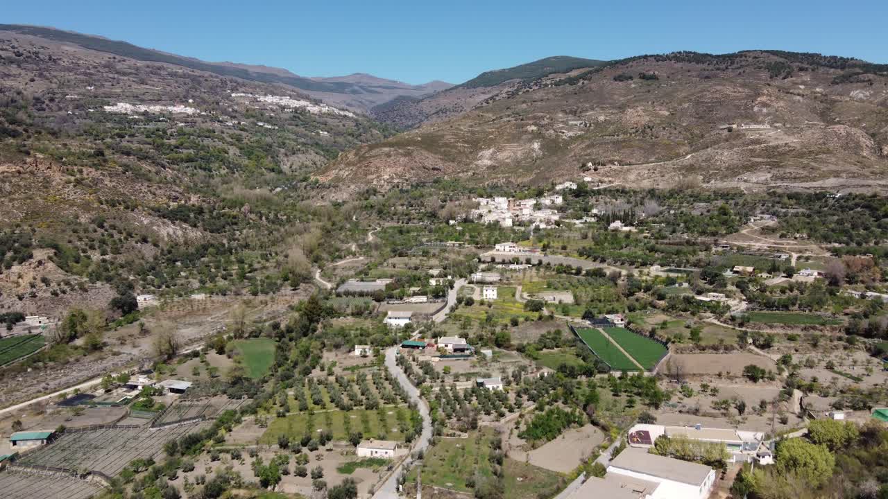 Volando sopra Cadiar, Granada, Spagna, in direzione della Sierra Nevada