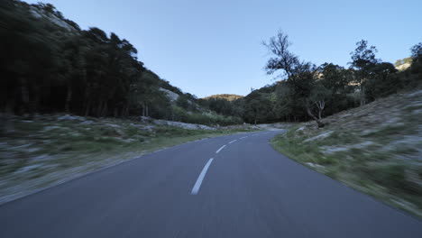 Camino-Sinuoso-En-Las-Montañas-Con-Bosques-Al-Sur-De-Francia.