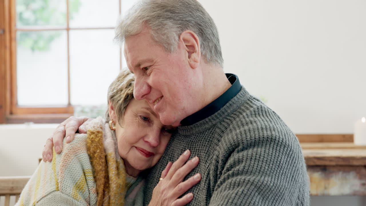 pareja de mayores, felices y abrazados con afecto