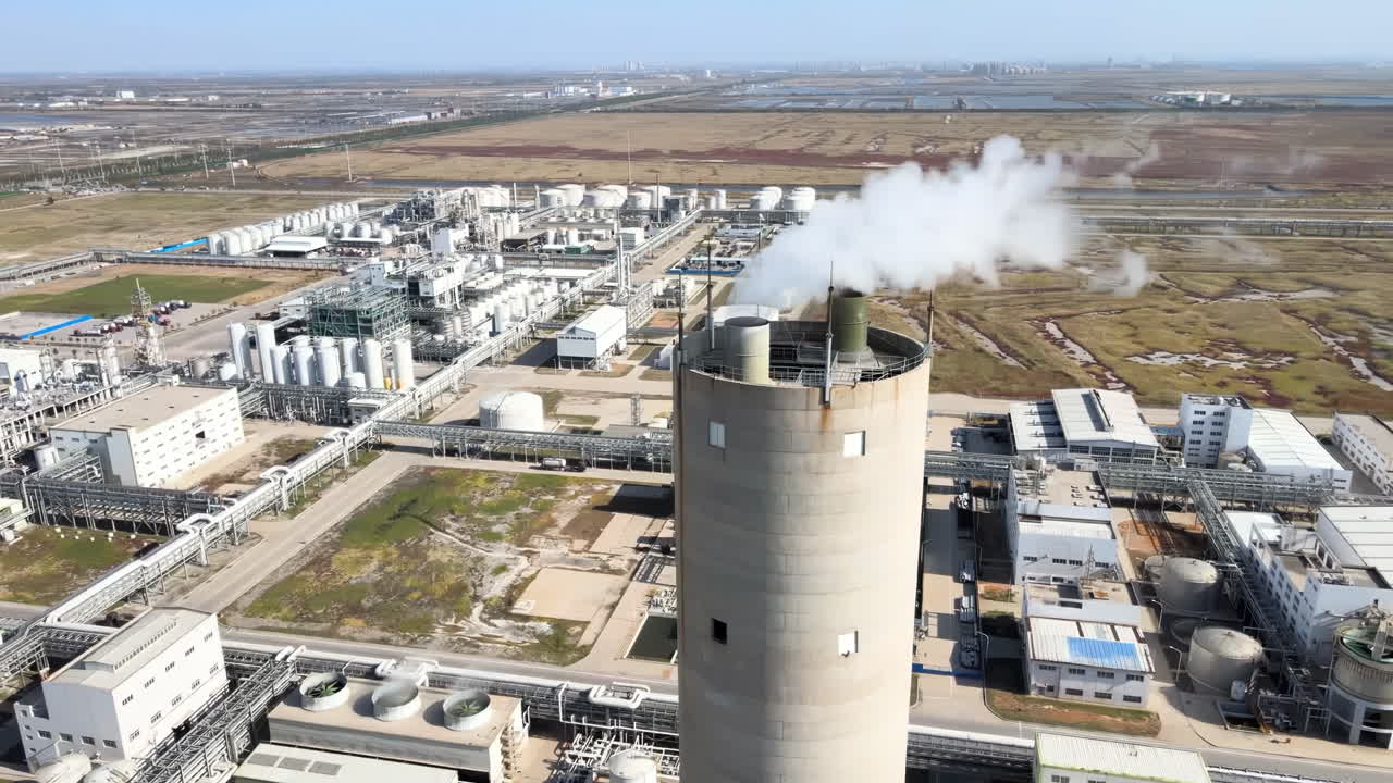 Grande complesso industriale costiero: deposito di serbatoi di petrolio e gas, impianto di raffinazione chimica, petrolifera e petrolchimica, centrale elettrica, rete di condotte. Emissioni e inquinamento da produzione, raffineria e ciminiere.