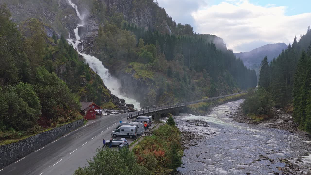 Cascate di Latefossen che si snodano attraverso una valle norvegese in un panorama aereo
