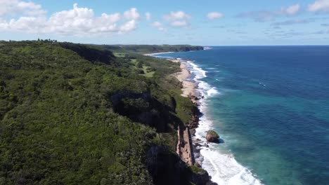 video de un avión no tripulado de una playa en puerto rico &quot;guajataca