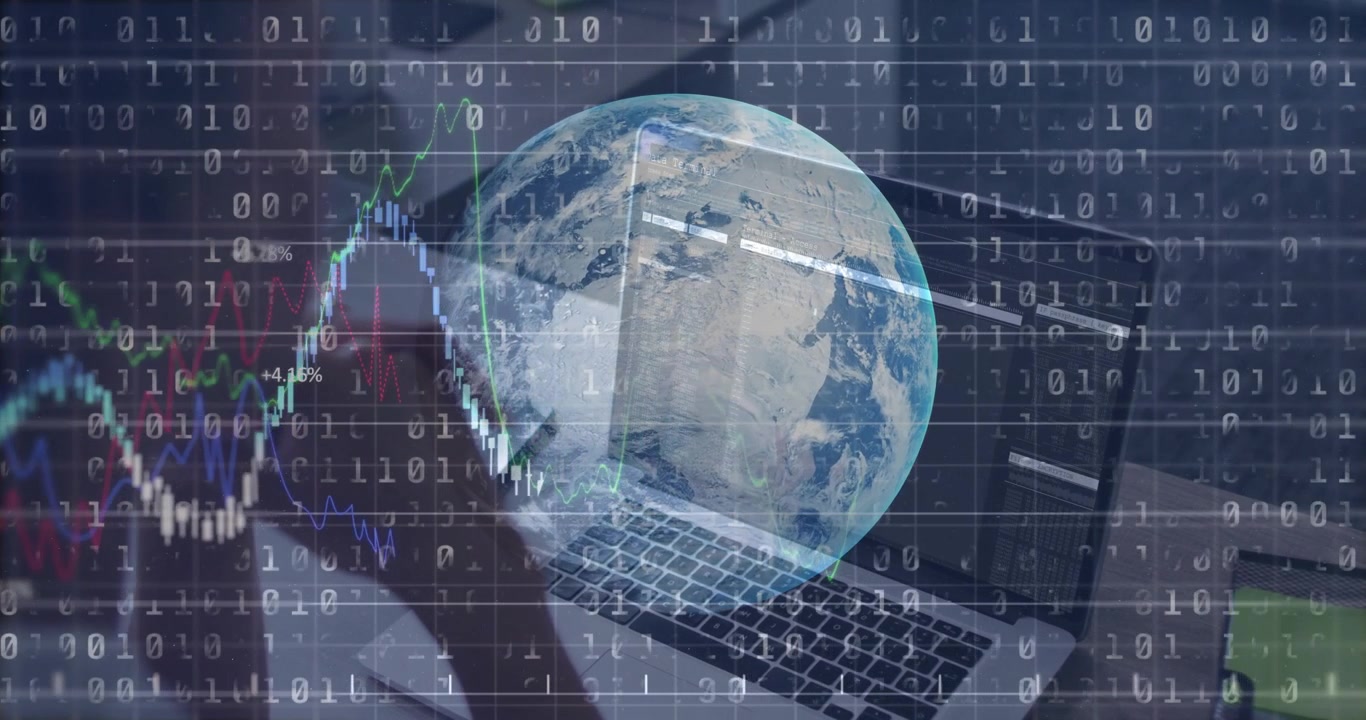 Analista di dati che risponde a una chiamata sullo smartphone mentre monitora codice binario e grafici finanziari in tendenza.