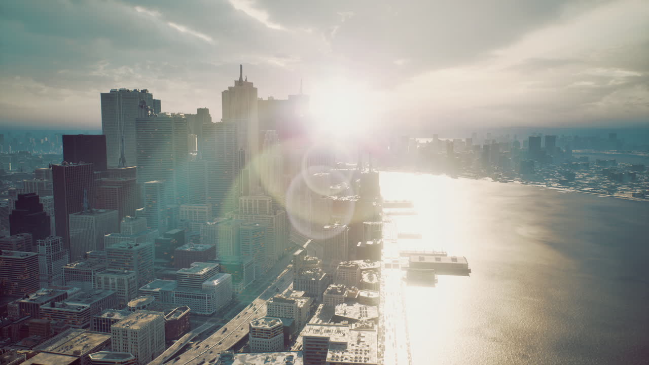 물 위에 반사되는 활기찬 도시 스카이 라인 위의 눈부신 일몰