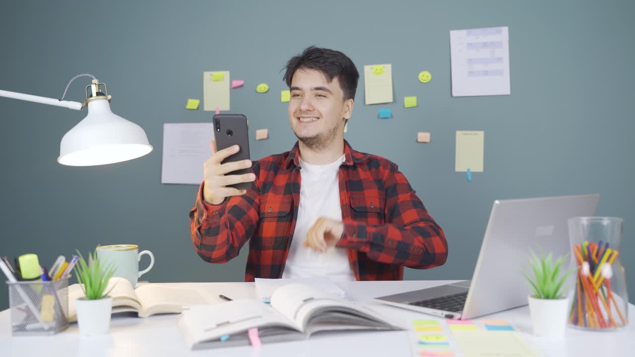 estudiante de sexo masculino hablando con dear en facetime.