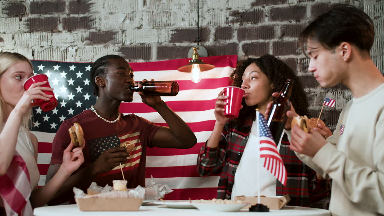 друзья празднуют 4 июля.