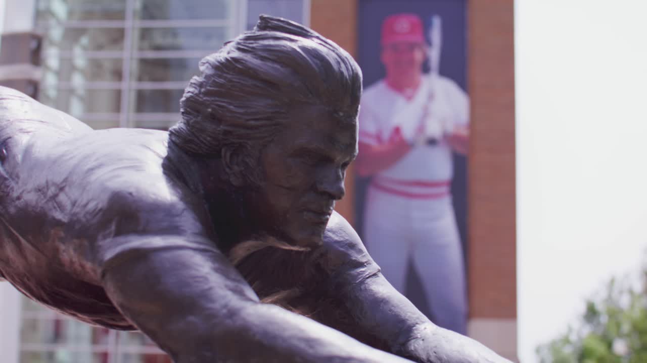 Cincinnati Reds Pete Rose Statue pulls focus from the statue to a photo of him on the building