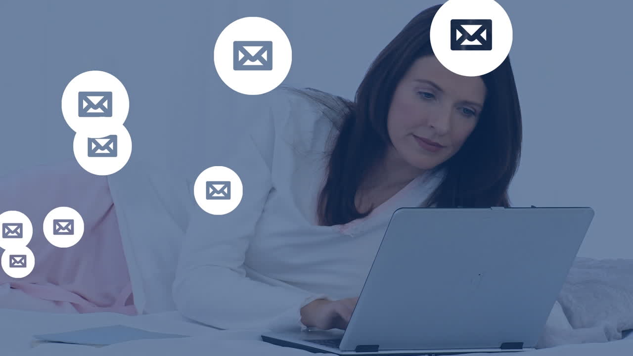 Diverse icone a forma di busta galleggiano sullo sfondo di una donna che usa il laptop.
