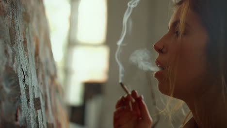Mujer-Joven-Fumando-En-El-Interior.-Pintor-Creativo-Buscando-Una-Imagen-En-El-Lugar-De-Trabajo.