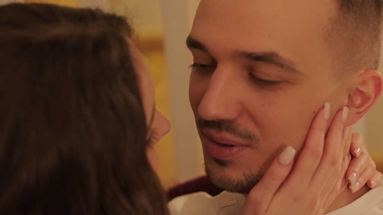 una coppia innamorata sta trascorrendo del tempo a casa.