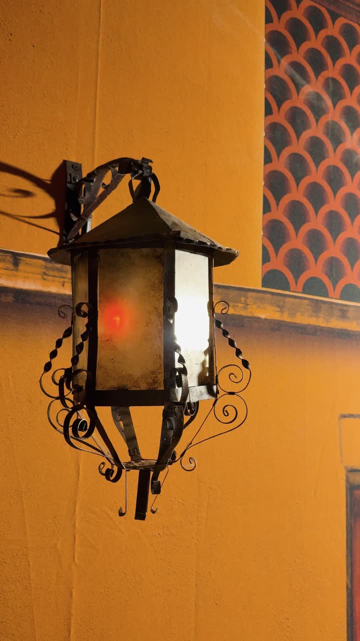 Lanterna vintage con luce calda, atmosfera a parete