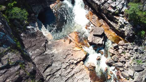 agua que fluye en cascadas escondidas pacíficas y escénicas en un bosque brasileño