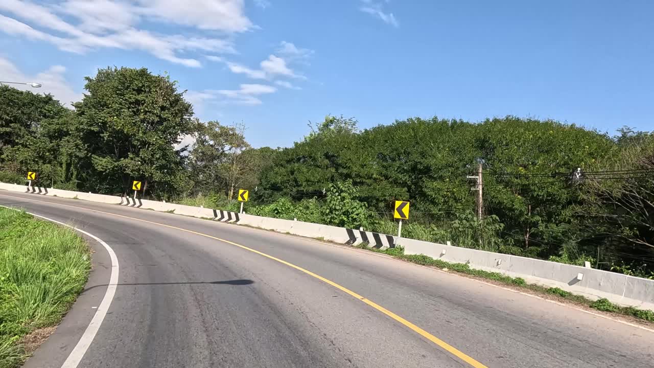 자연에 둘러싸인 휘어지는 길을 따라 여행하는 것