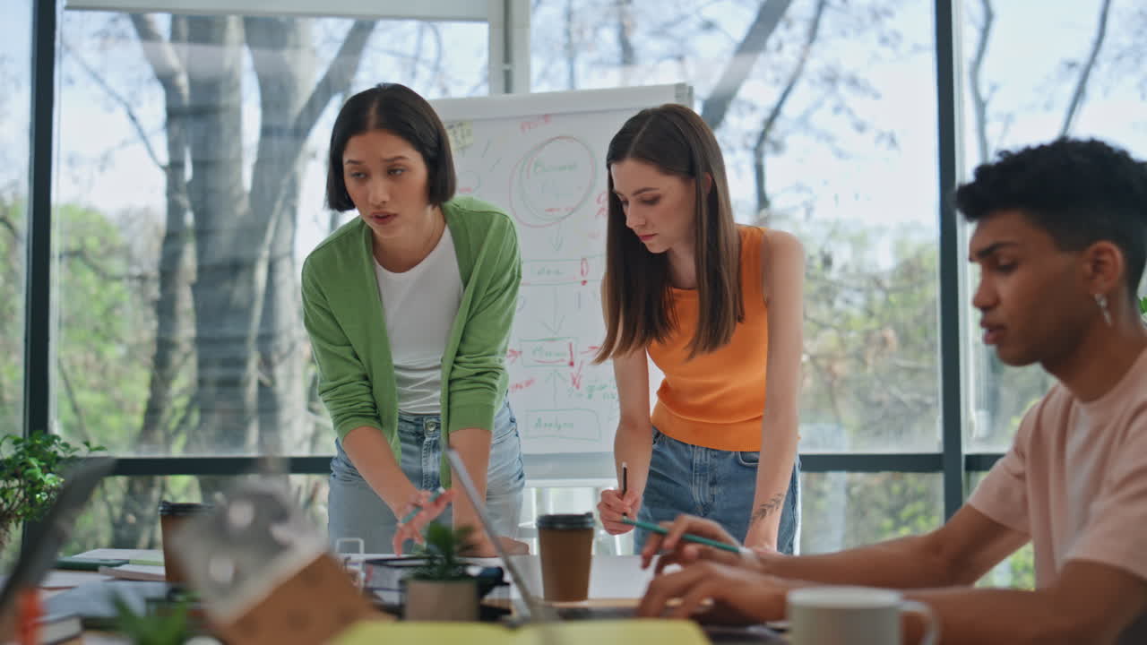 grupo diverso discutiendo el proyecto de trabajo en la sala de reuniones. equipo hablando juntos