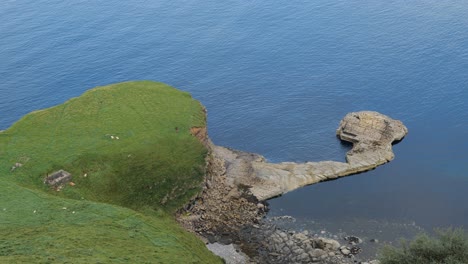 Paisaje-Escocés-Cerca-De-Staffin-En-La-Isla-De-Skyefrom-Rigg-Mirador-Con-Península-Rocosa