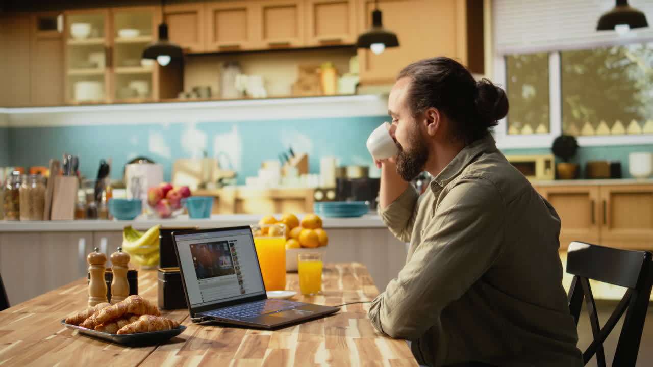 Contenuti video gratuiti, una persona su un laptop, podcast