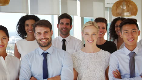 Retrato-En-Cámara-Lenta-Del-Equipo-De-Negocios-En-La-Oficina