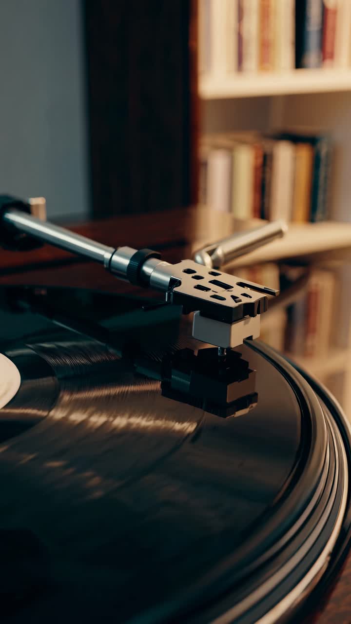 Primo piano di un giradischi vintage che riproduce un disco in vinile, ripreso da un angolo basso