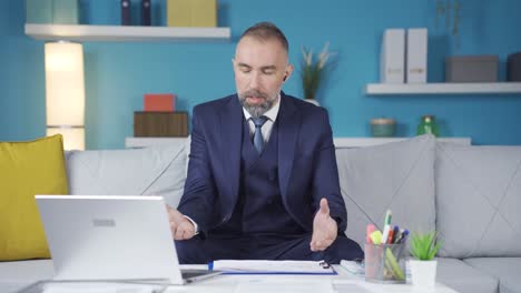 hombre frustrado haciendo trabajo en casa.