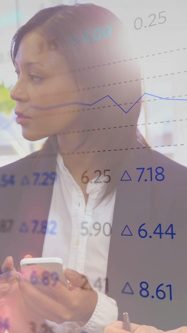 Vertikal video: Kvinde med telefon tapper under forretningsgennemgang, animerende diagrammer mens hun tager noter.