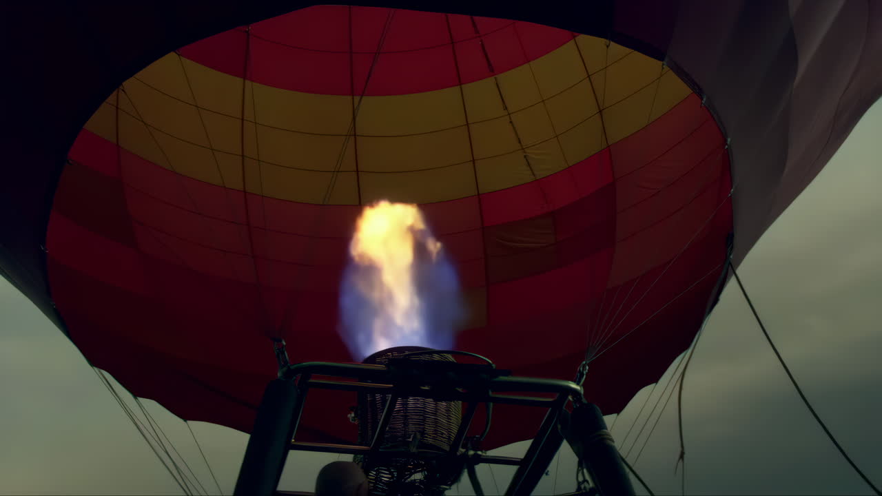 Bruciatore di mongolfiera che si accende con una grande fiamma