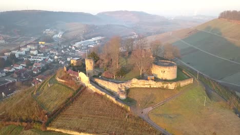 Luftannäherung-An-Schloss-Weibertreu,-Weinsberg-Und-Die-Wunderschönen-Weinberge-Auf-Den-Hügeln