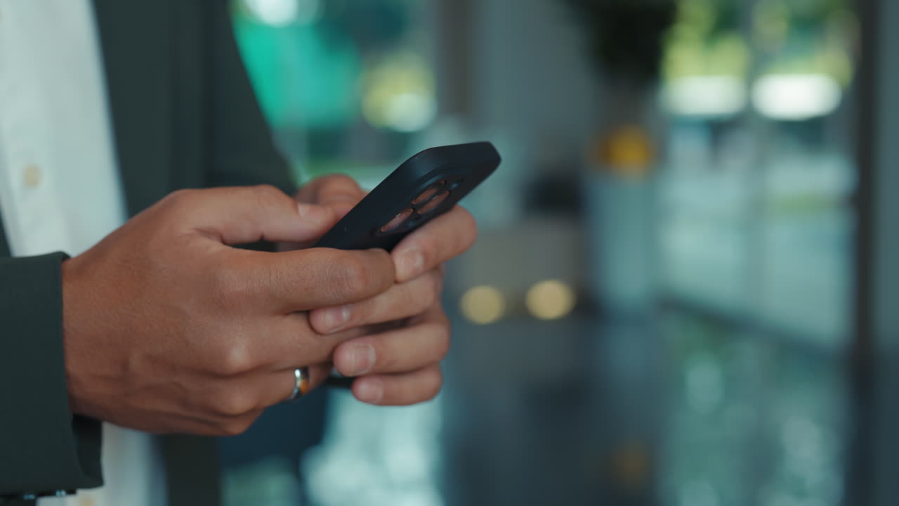 Uomo che utilizza lo smartphone in ufficio